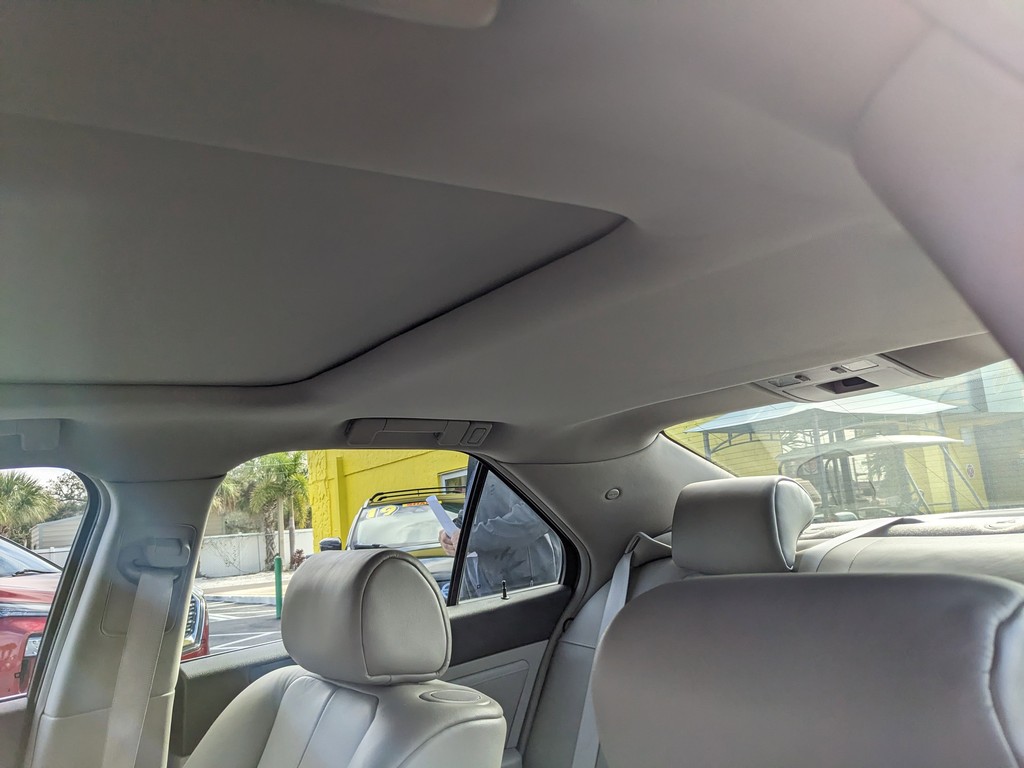 Cadillac STS Vehicle Full-screen Gallery Image 18