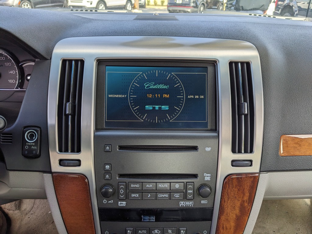 Cadillac STS Vehicle Full-screen Gallery Image 19