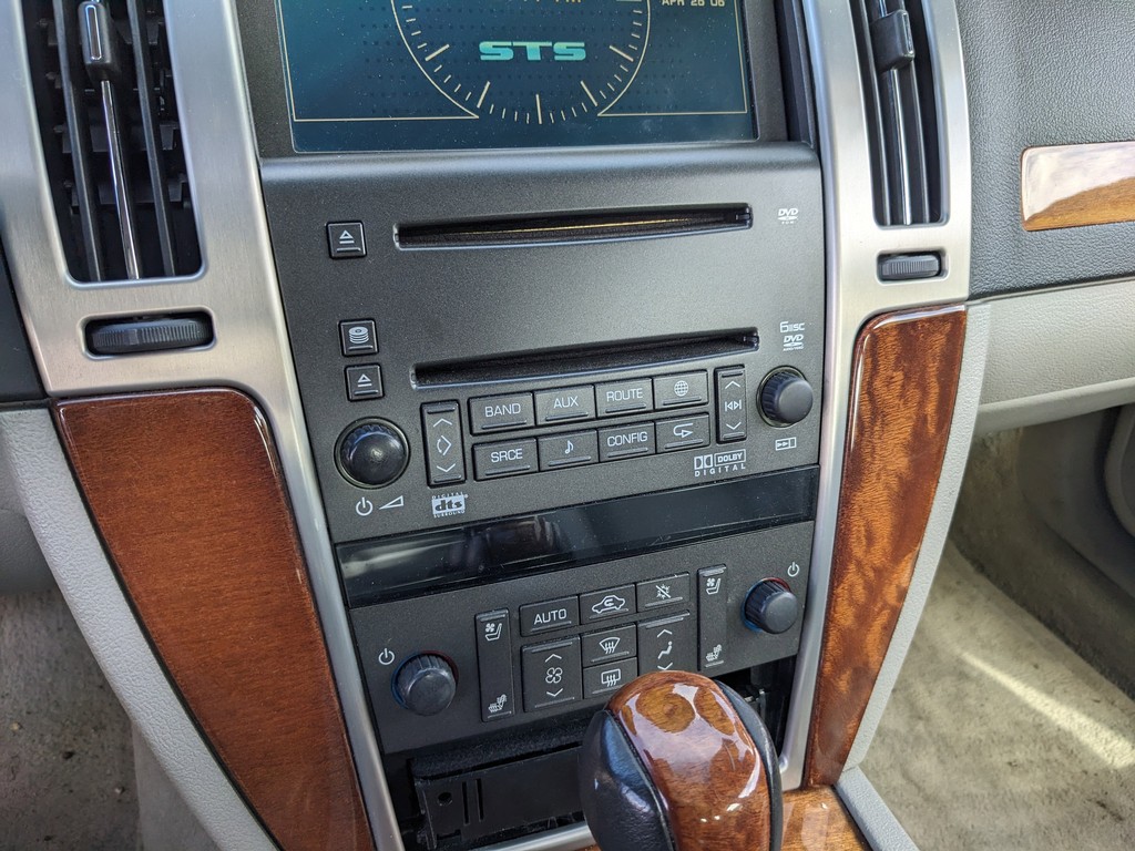 Cadillac STS Vehicle Full-screen Gallery Image 20