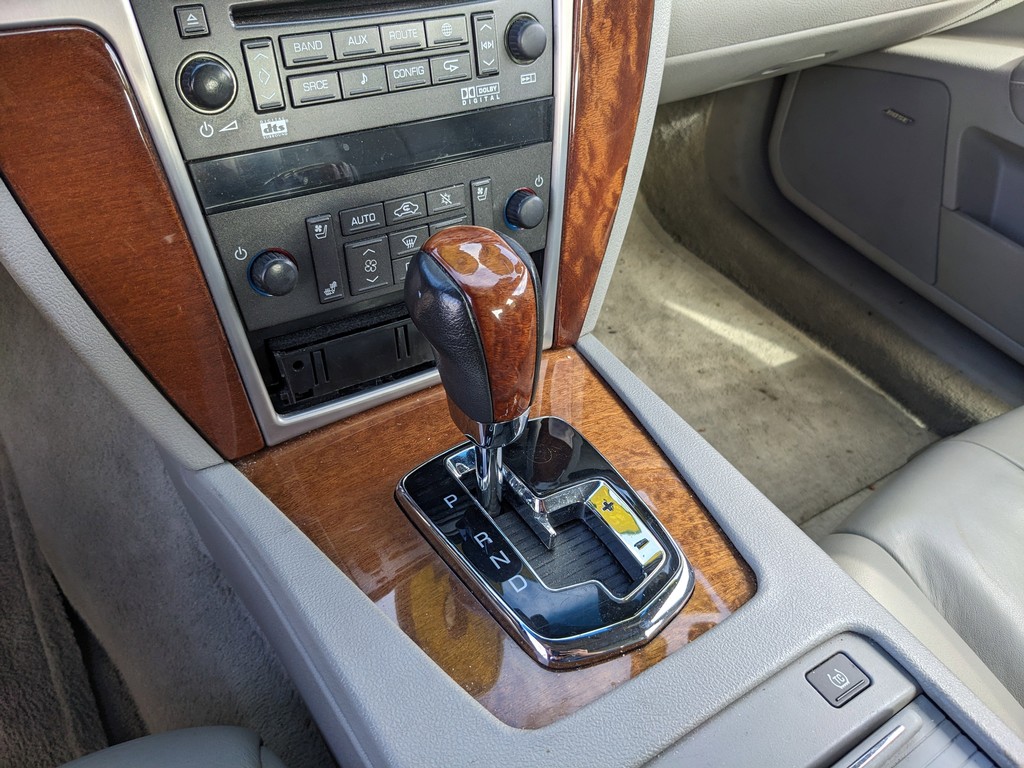 Cadillac STS Vehicle Full-screen Gallery Image 21