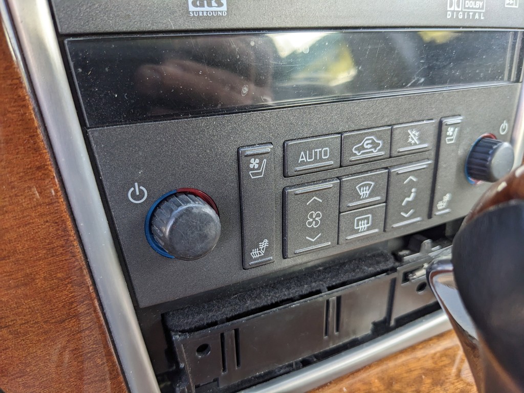 Cadillac STS Vehicle Full-screen Gallery Image 22