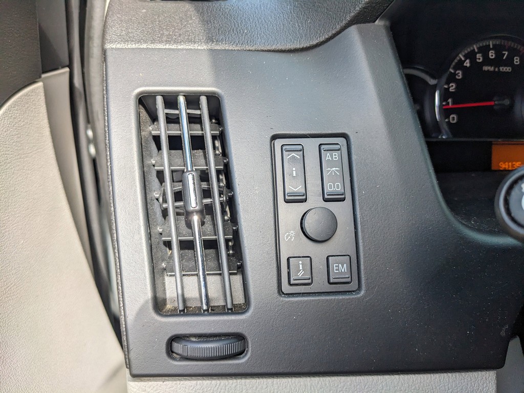 Cadillac STS Vehicle Full-screen Gallery Image 24