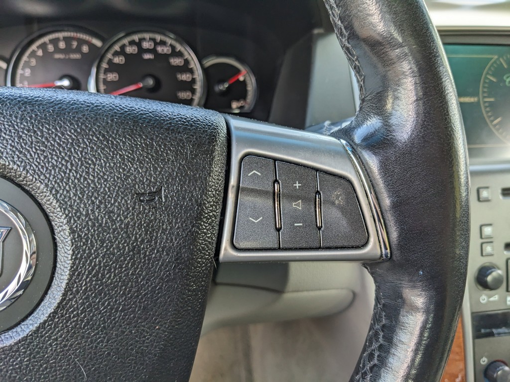 Cadillac STS Vehicle Full-screen Gallery Image 27