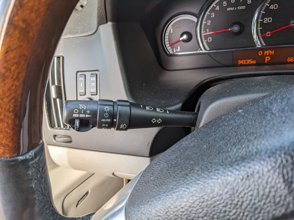 Cadillac STS Vehicle Full-screen Gallery Image 28