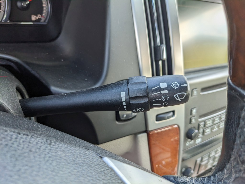 Cadillac STS Vehicle Full-screen Gallery Image 29