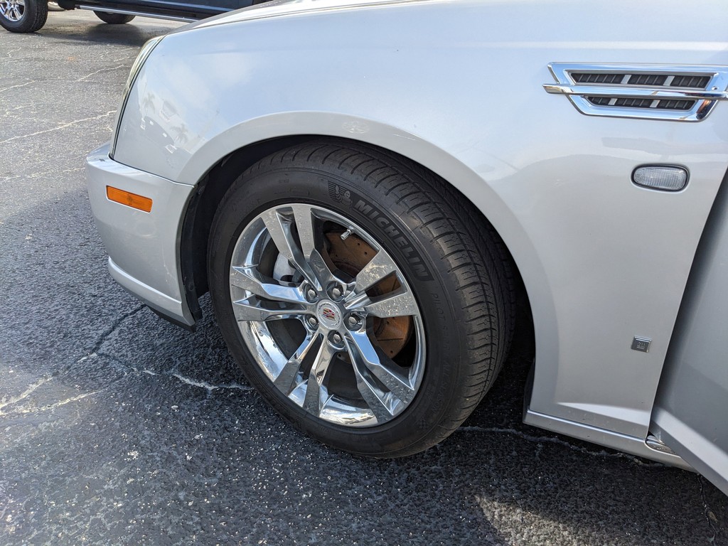 Cadillac STS Vehicle Full-screen Gallery Image 31