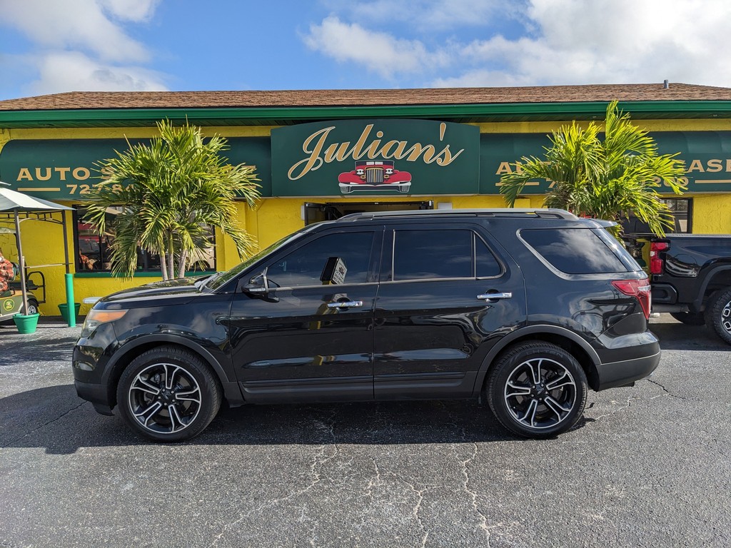 Ford Explorer Vehicle Full-screen Gallery Image 02