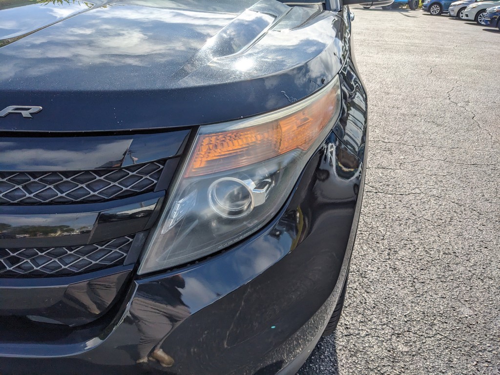 Ford Explorer Vehicle Full-screen Gallery Image 06