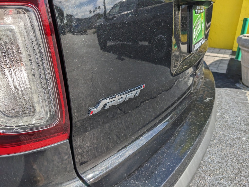 Ford Explorer Vehicle Full-screen Gallery Image 08