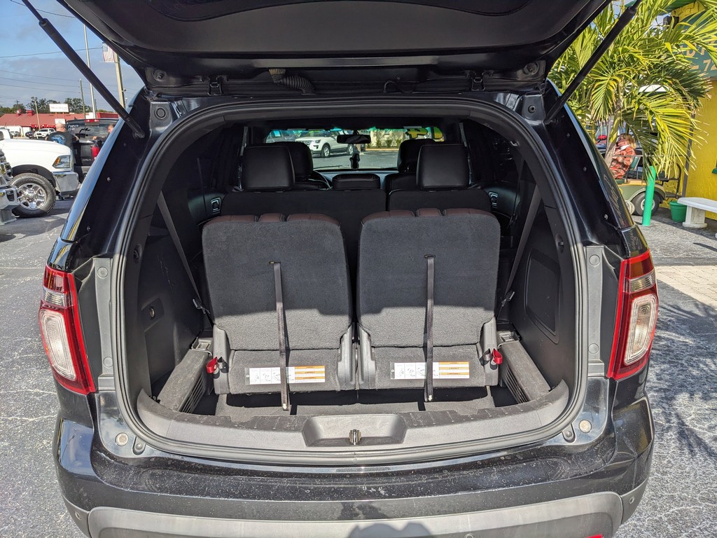 Ford Explorer Vehicle Full-screen Gallery Image 09