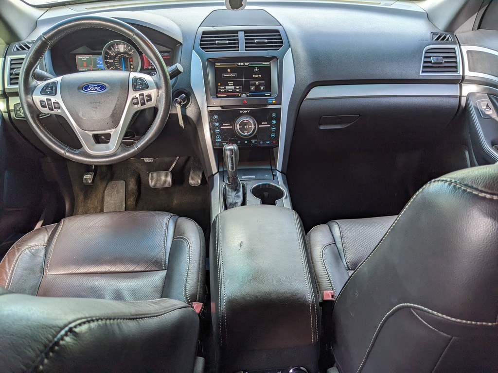 Ford Explorer Vehicle Full-screen Gallery Image 11