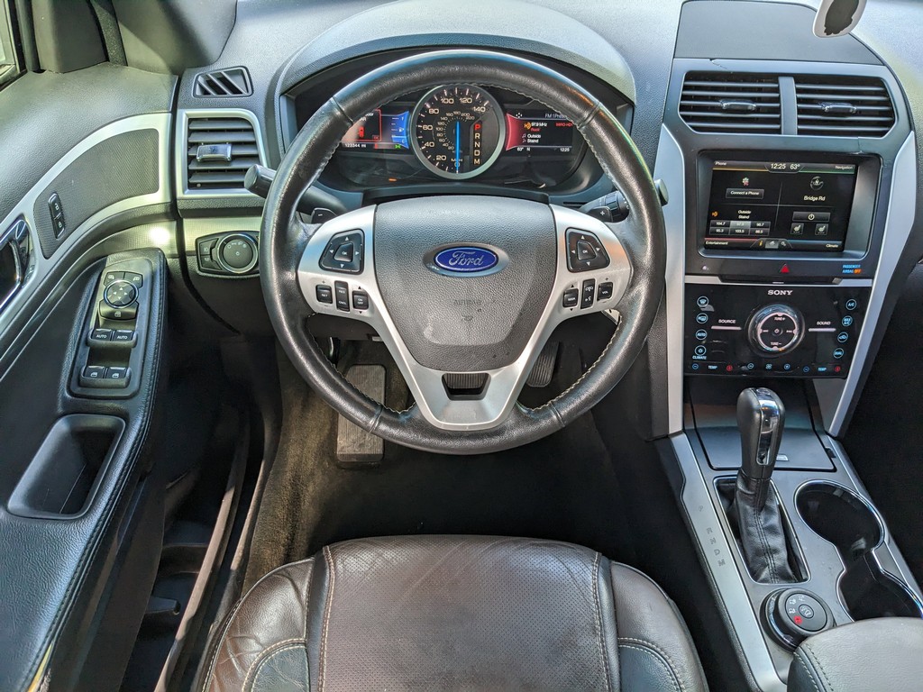 Ford Explorer Vehicle Full-screen Gallery Image 12
