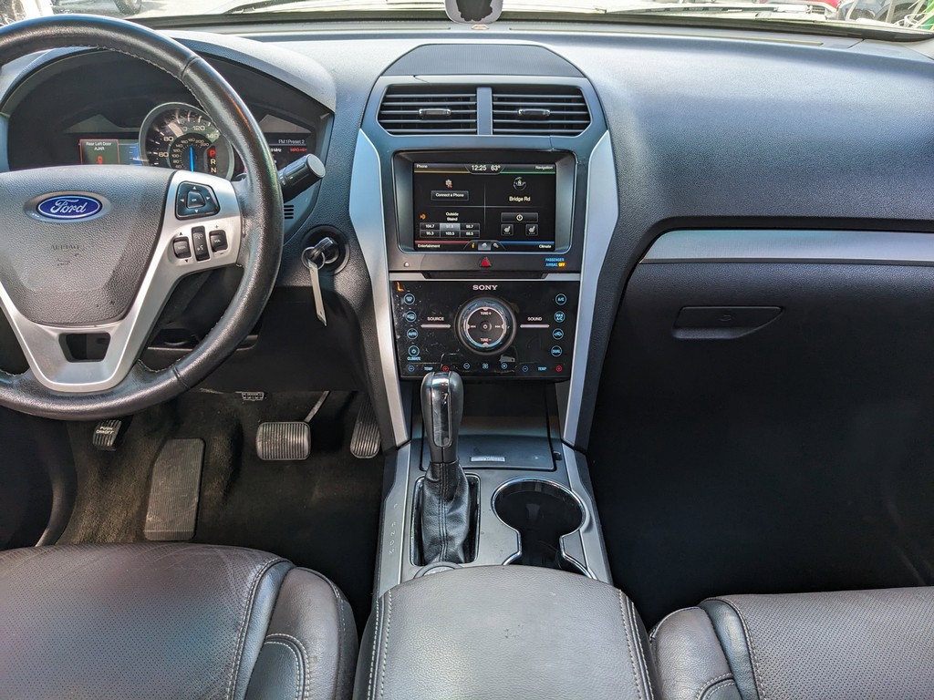 Ford Explorer Vehicle Full-screen Gallery Image 13