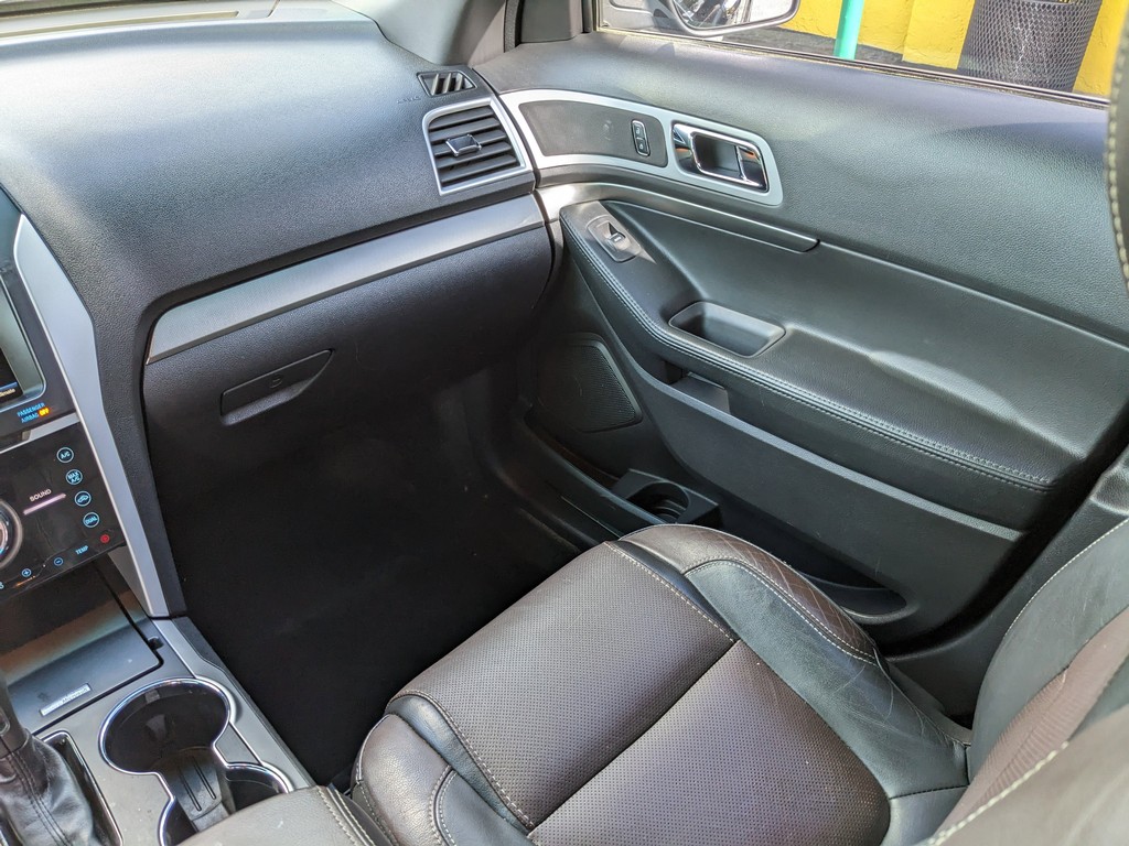 Ford Explorer Vehicle Full-screen Gallery Image 14