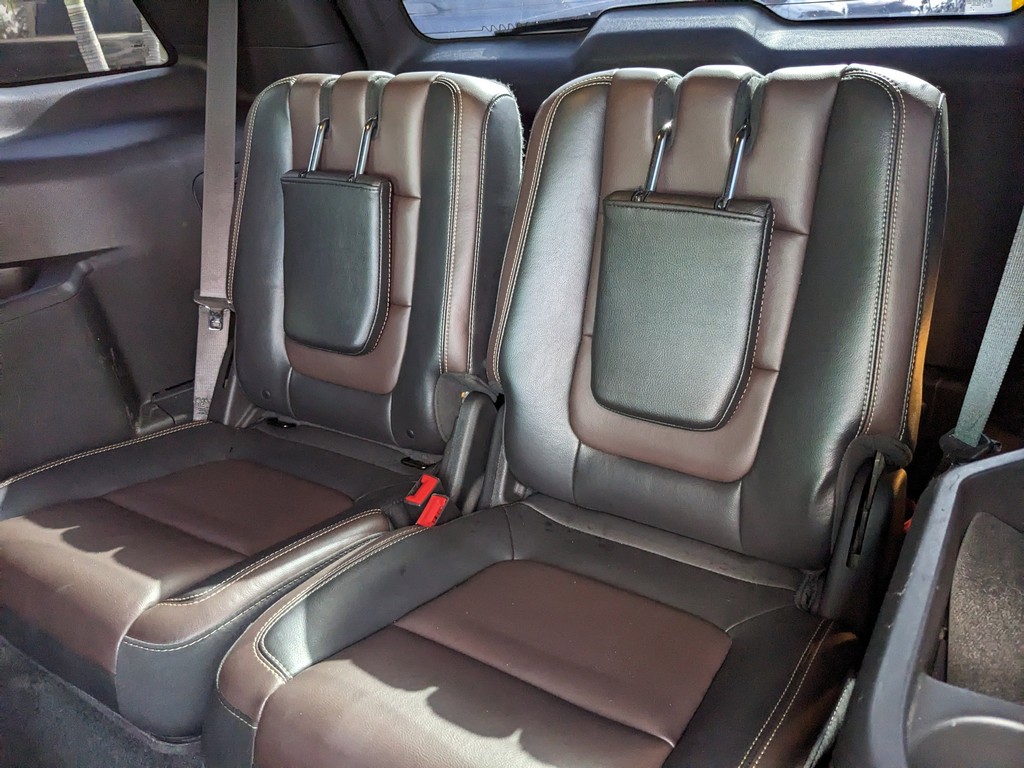 Ford Explorer Vehicle Full-screen Gallery Image 16