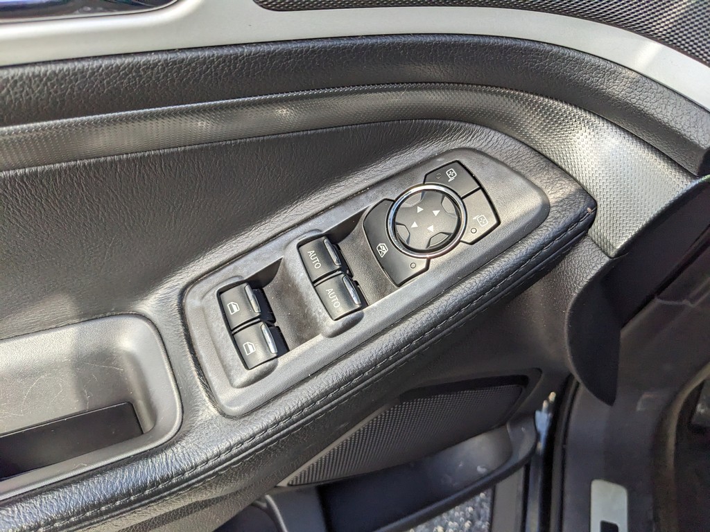 Ford Explorer Vehicle Full-screen Gallery Image 17