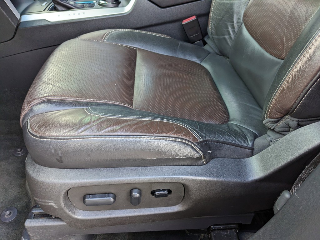 Ford Explorer Vehicle Full-screen Gallery Image 18