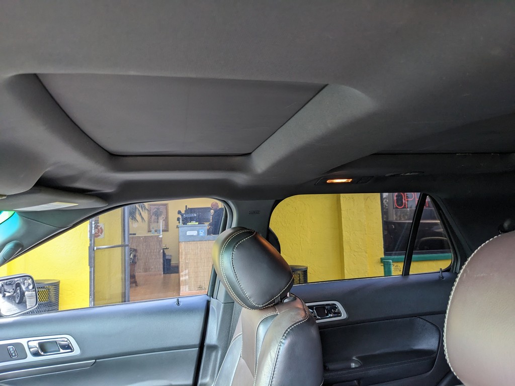 Ford Explorer Vehicle Full-screen Gallery Image 19