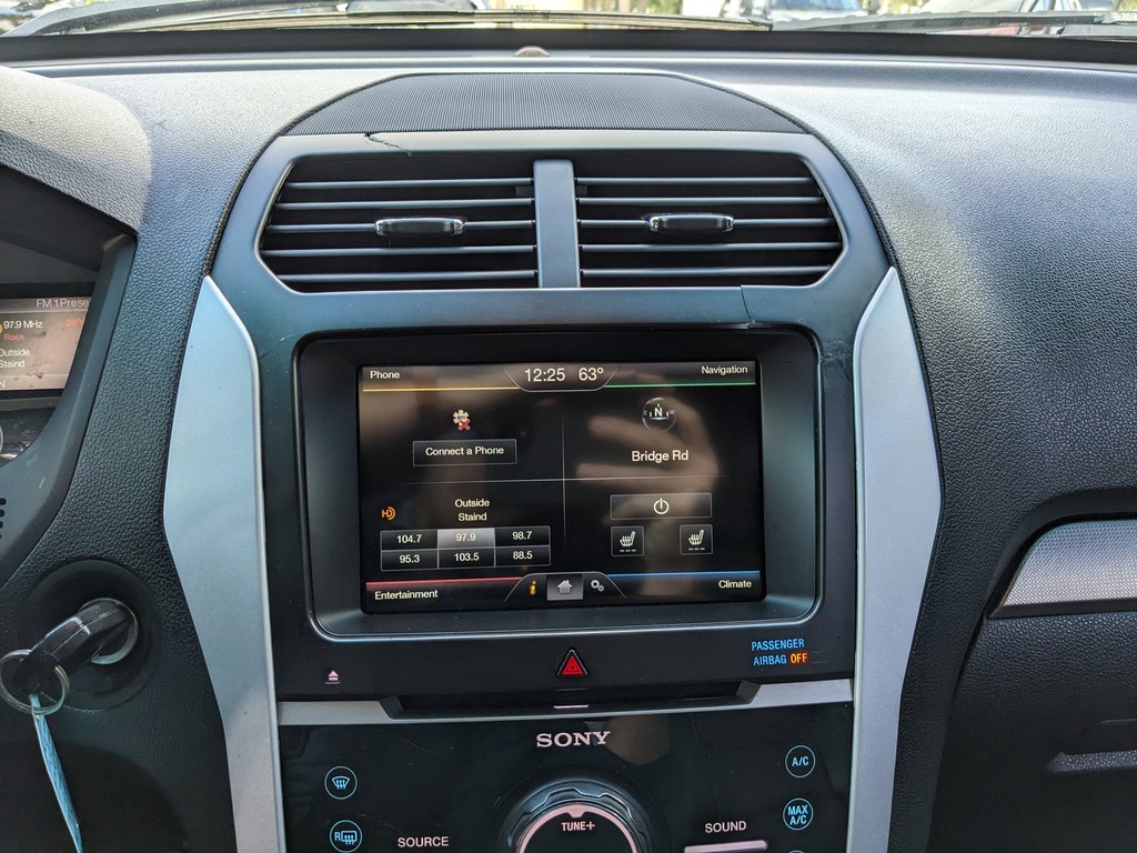 Ford Explorer Vehicle Full-screen Gallery Image 20