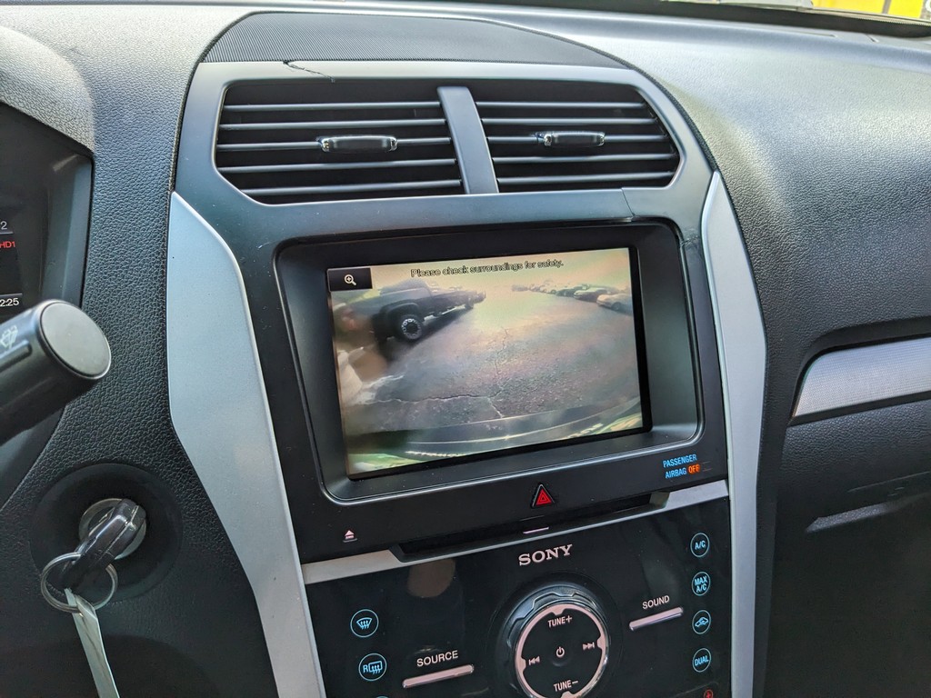 Ford Explorer Vehicle Full-screen Gallery Image 22