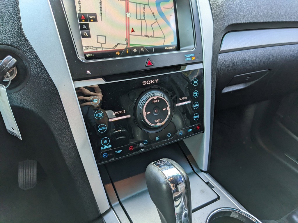 Ford Explorer Vehicle Full-screen Gallery Image 23