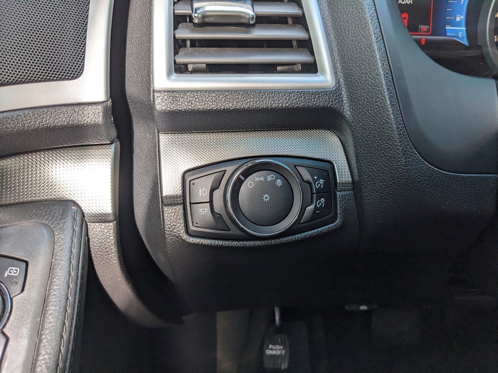 Ford Explorer Vehicle Full-screen Gallery Image 25