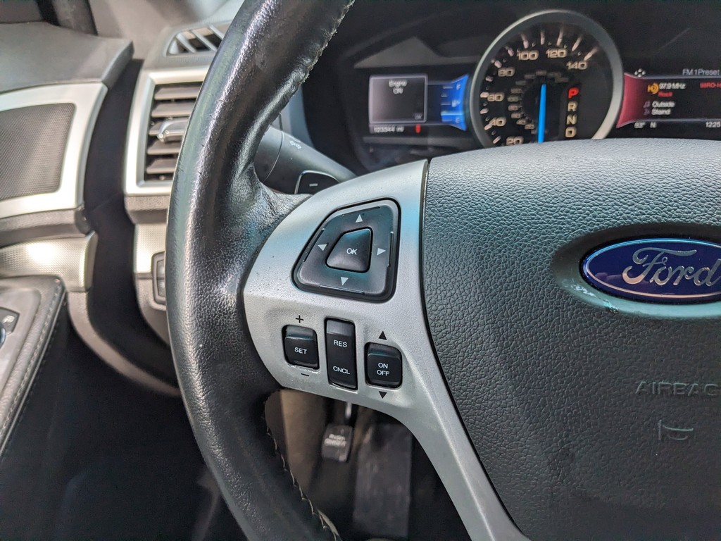 Ford Explorer Vehicle Full-screen Gallery Image 27