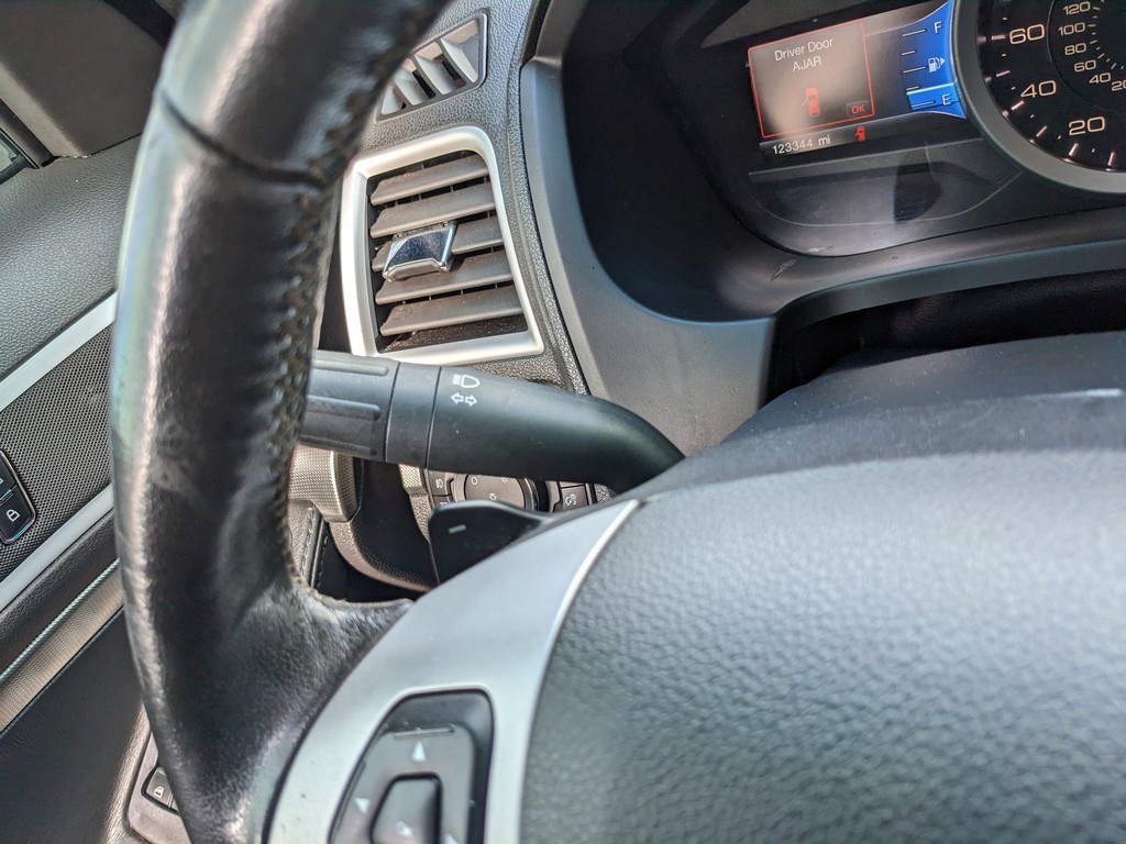 Ford Explorer Vehicle Full-screen Gallery Image 29