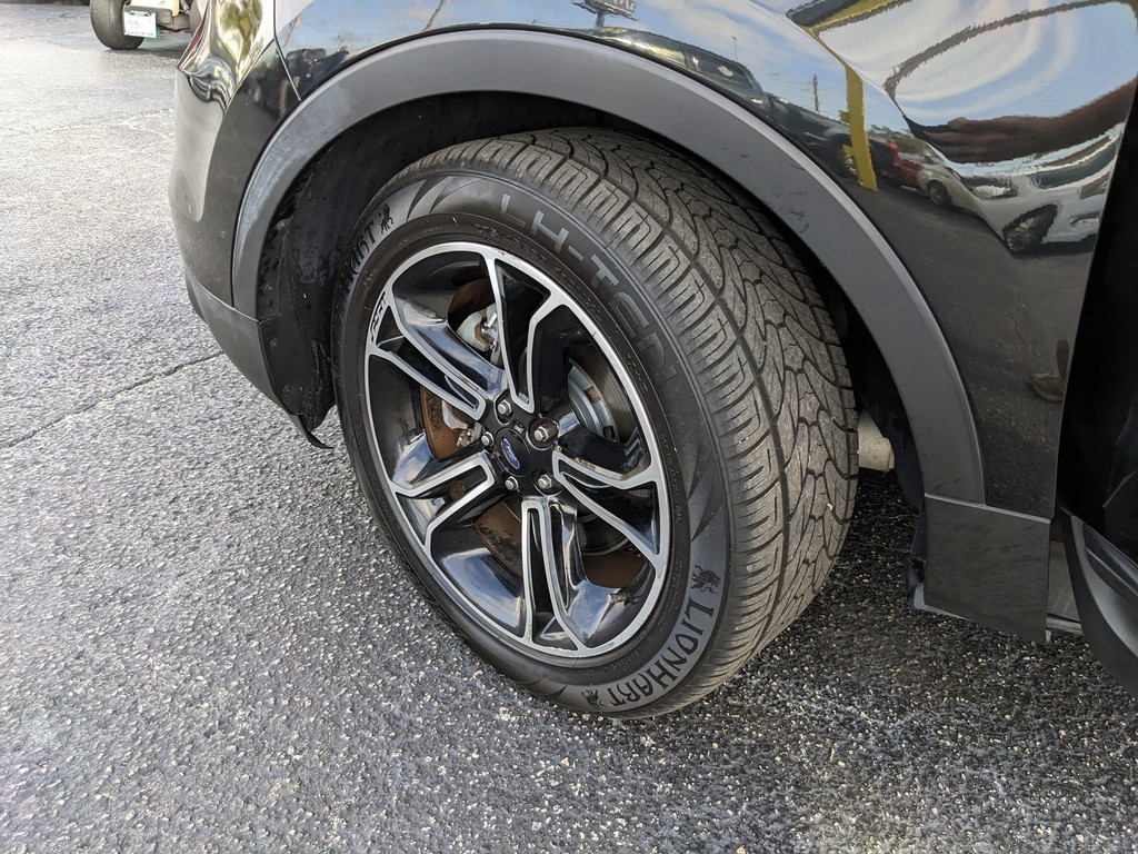 Ford Explorer Vehicle Full-screen Gallery Image 32