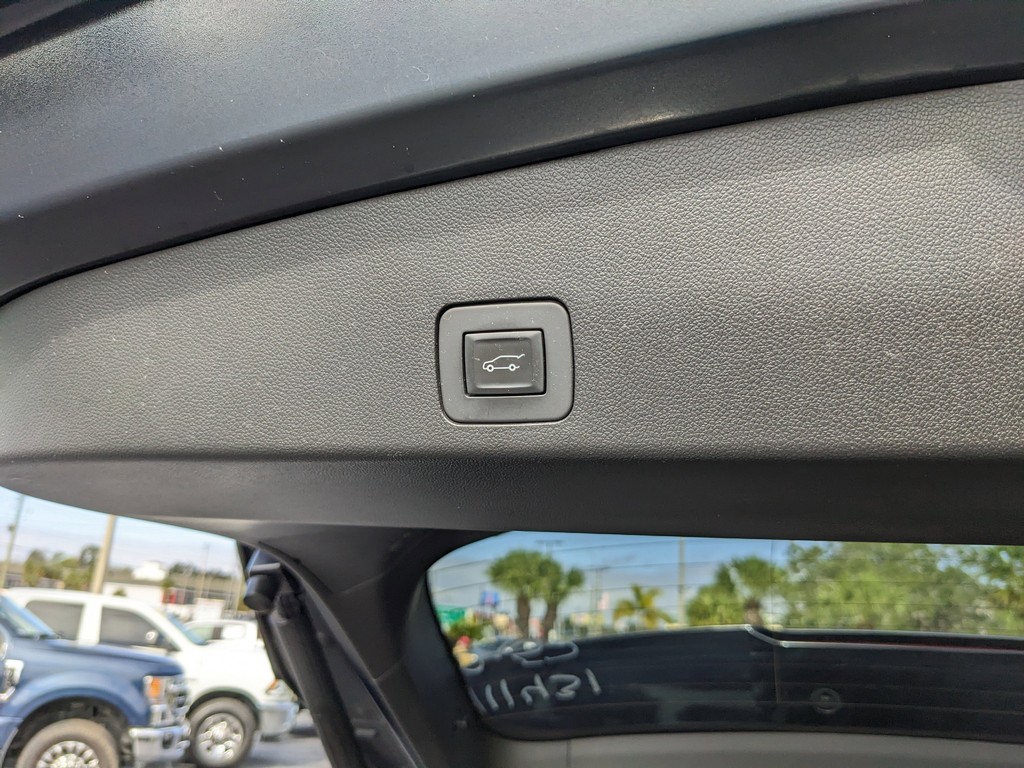 Buick Encore GX Vehicle Full-screen Gallery Image 11