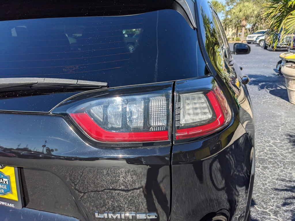 Jeep Cherokee Vehicle Full-screen Gallery Image 07