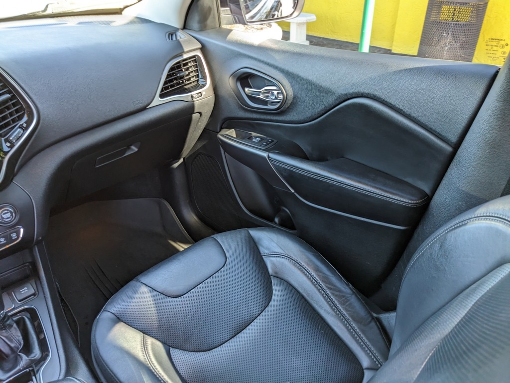 Jeep Cherokee Vehicle Full-screen Gallery Image 18