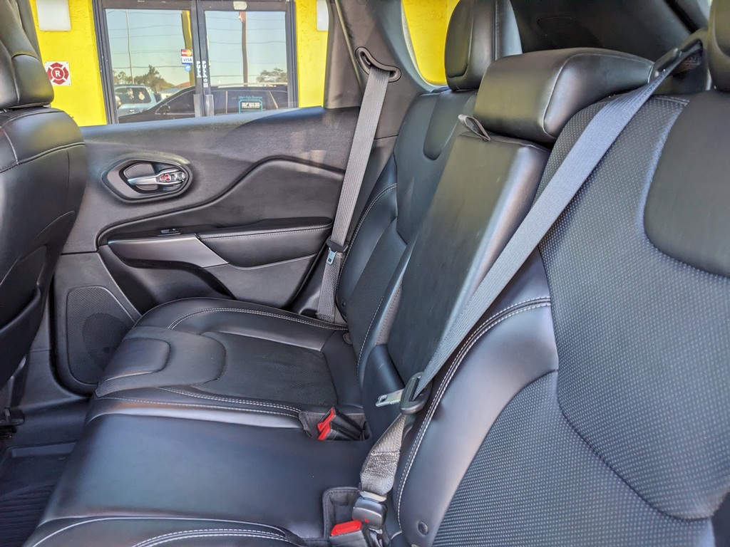 Jeep Cherokee Vehicle Full-screen Gallery Image 19