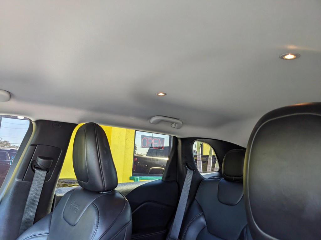 Jeep Cherokee Vehicle Full-screen Gallery Image 22