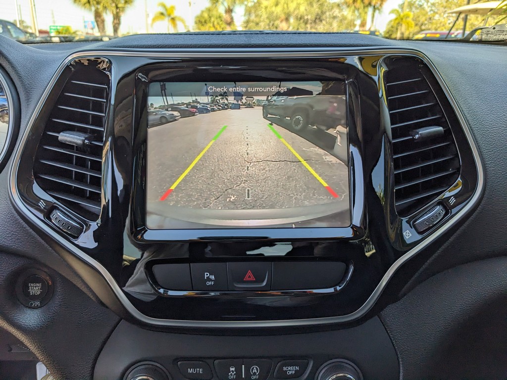 Jeep Cherokee Vehicle Full-screen Gallery Image 24