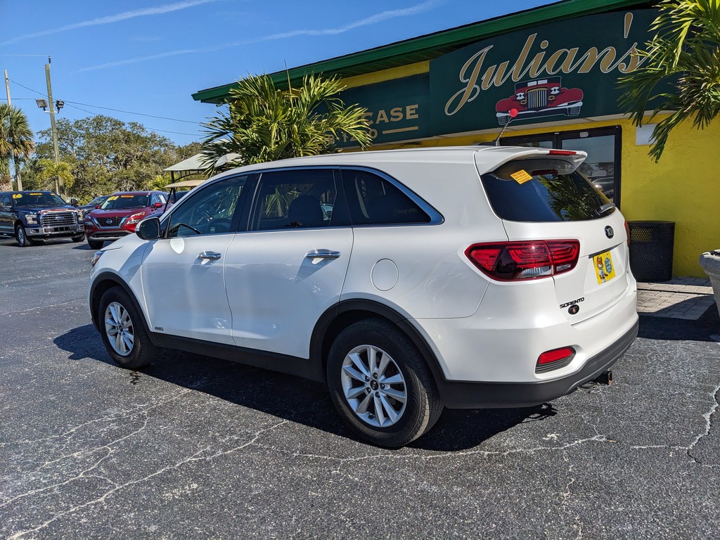 Kia Sorento Vehicle Full-screen Gallery Image 04