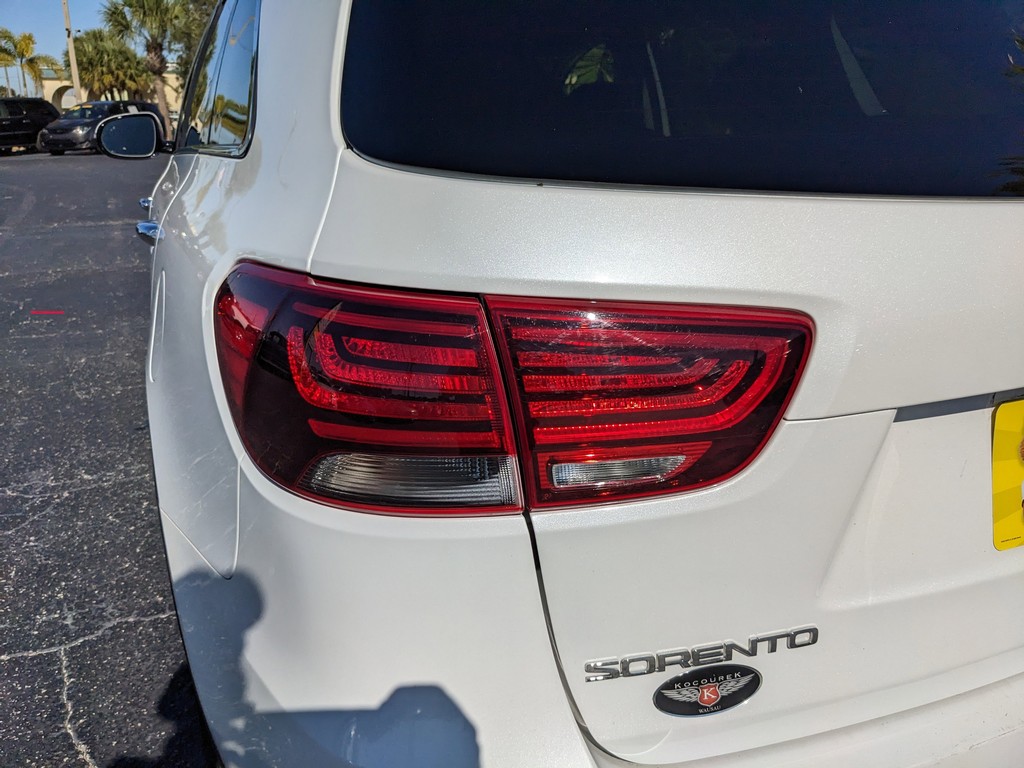 Kia Sorento Vehicle Full-screen Gallery Image 08