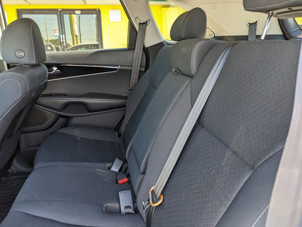 Kia Sorento Vehicle Full-screen Gallery Image 15