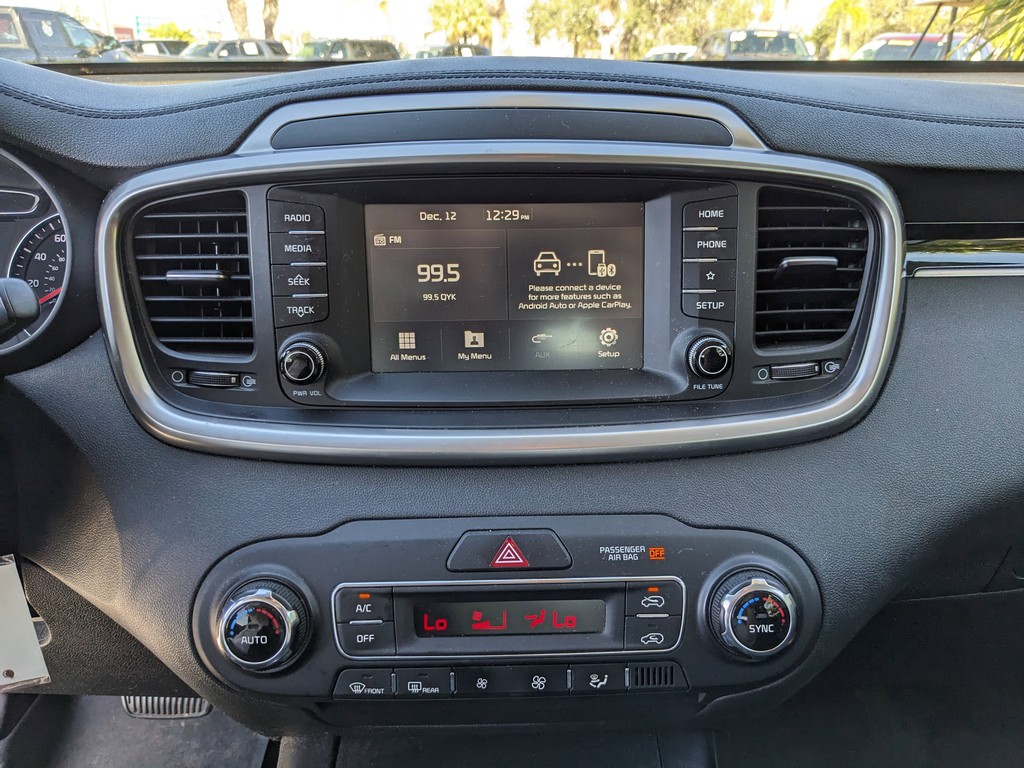 Kia Sorento Vehicle Full-screen Gallery Image 19