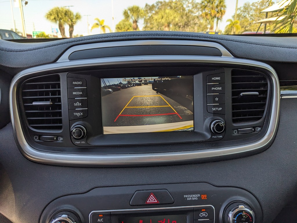 Kia Sorento Vehicle Full-screen Gallery Image 20