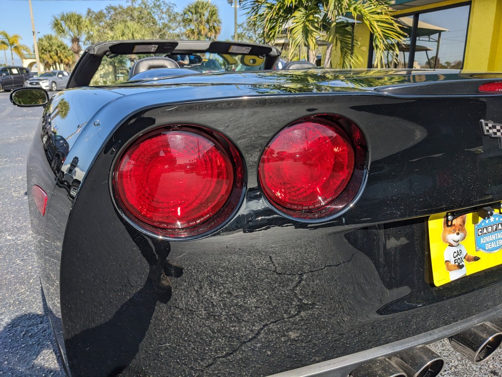 Chevrolet Corvette Vehicle Full-screen Gallery Image 09