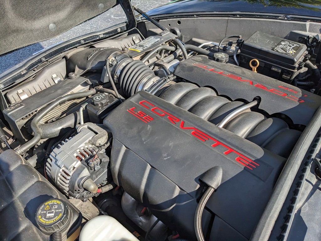 Chevrolet Corvette Vehicle Full-screen Gallery Image 11