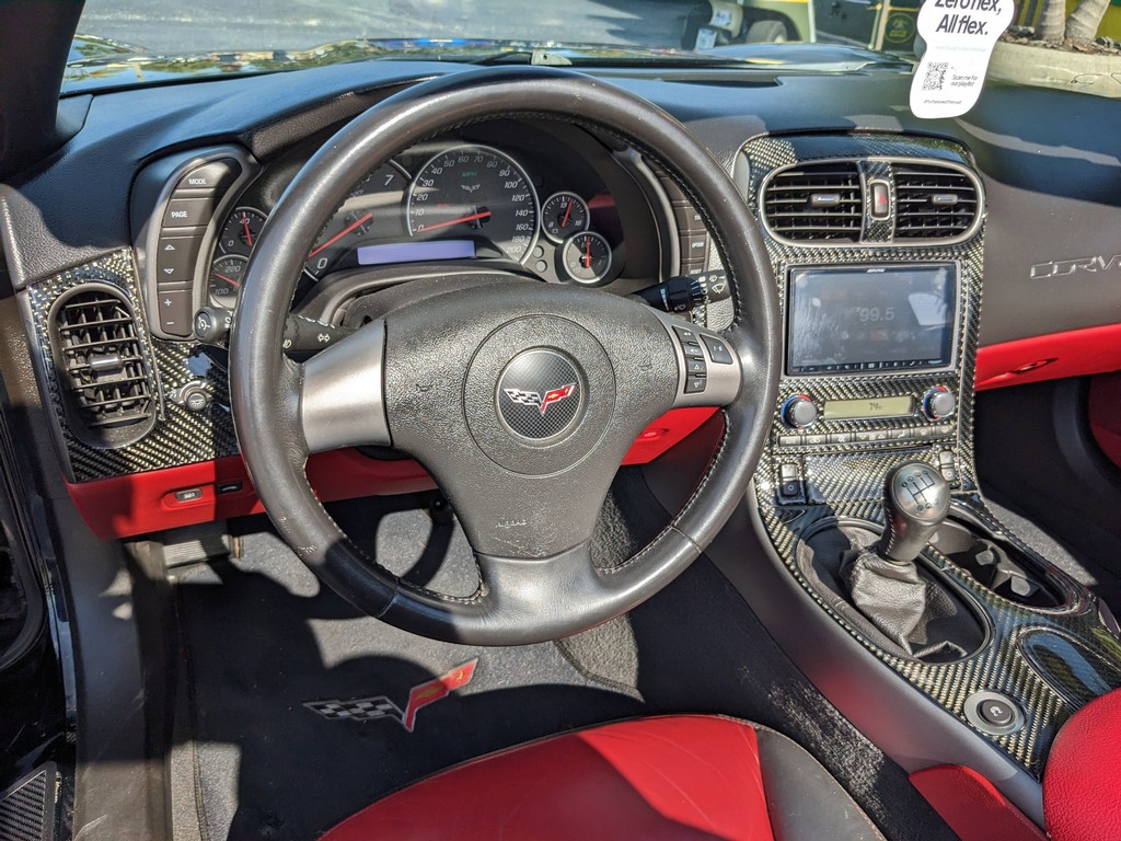 Chevrolet Corvette Vehicle Full-screen Gallery Image 14