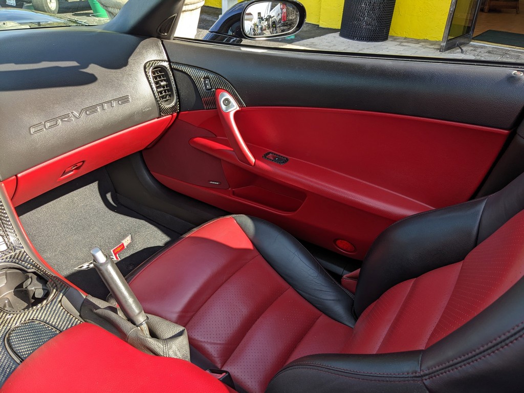 Chevrolet Corvette Vehicle Full-screen Gallery Image 16