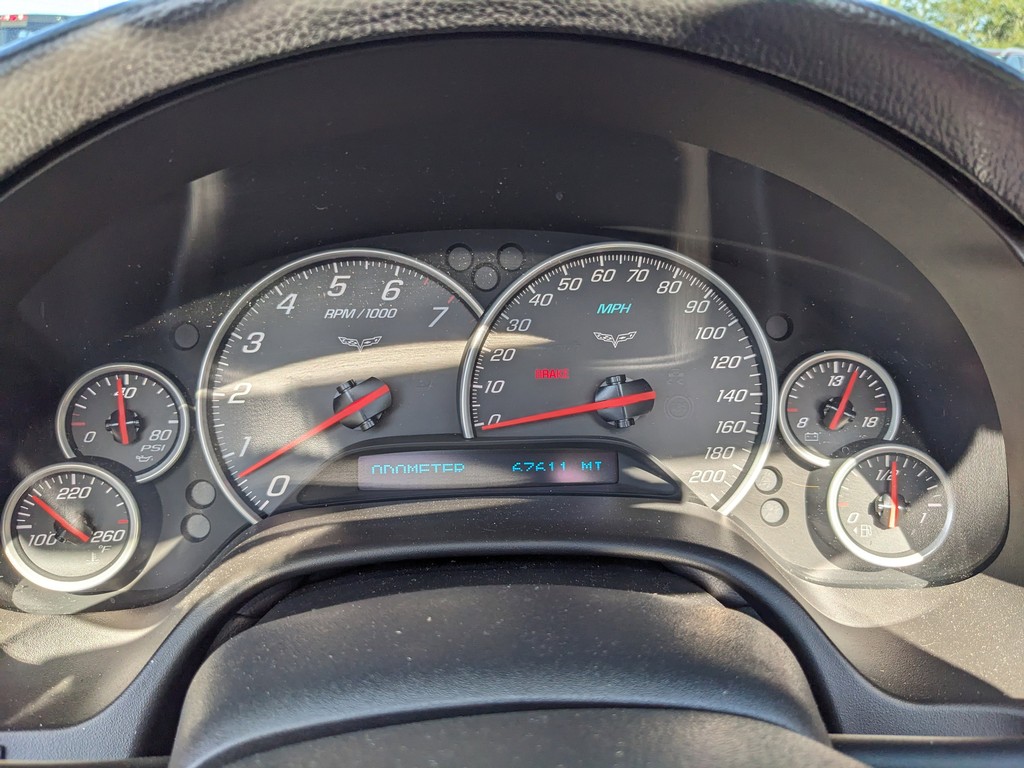 Chevrolet Corvette Vehicle Full-screen Gallery Image 32