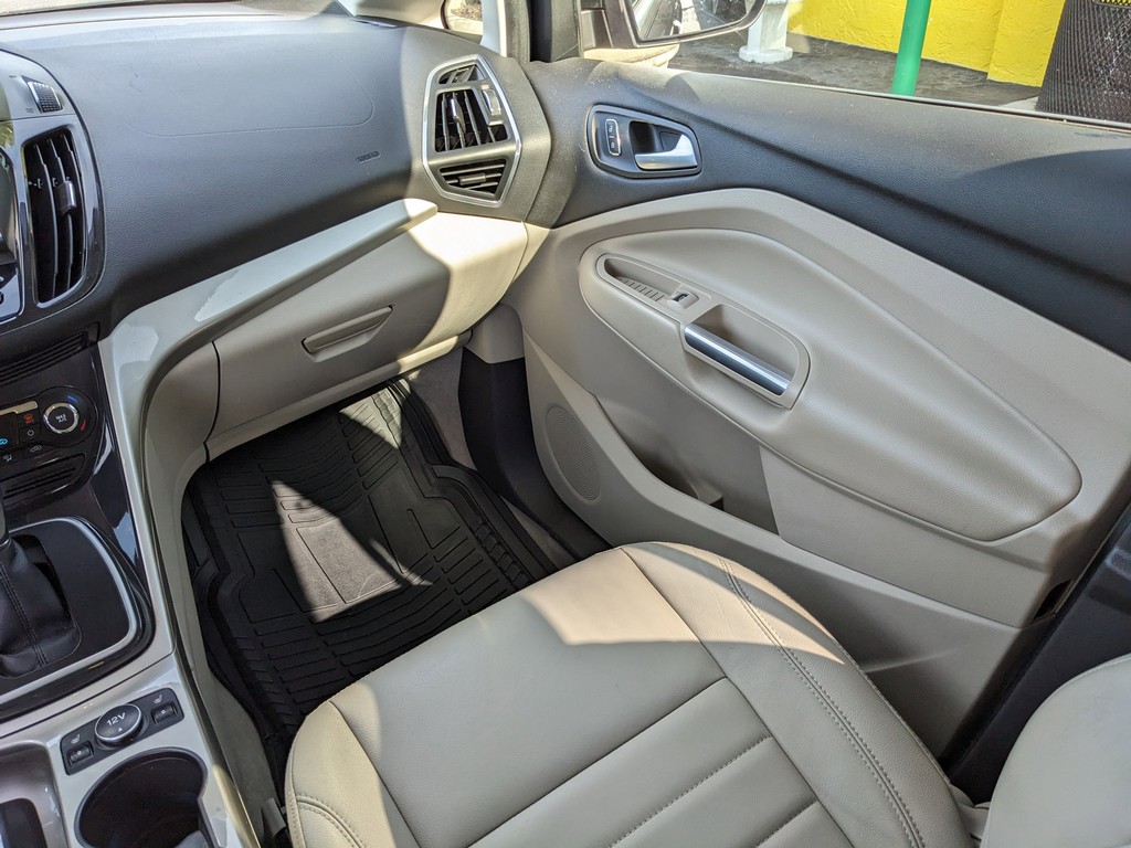 Ford C-Max Hybrid Vehicle Full-screen Gallery Image 17