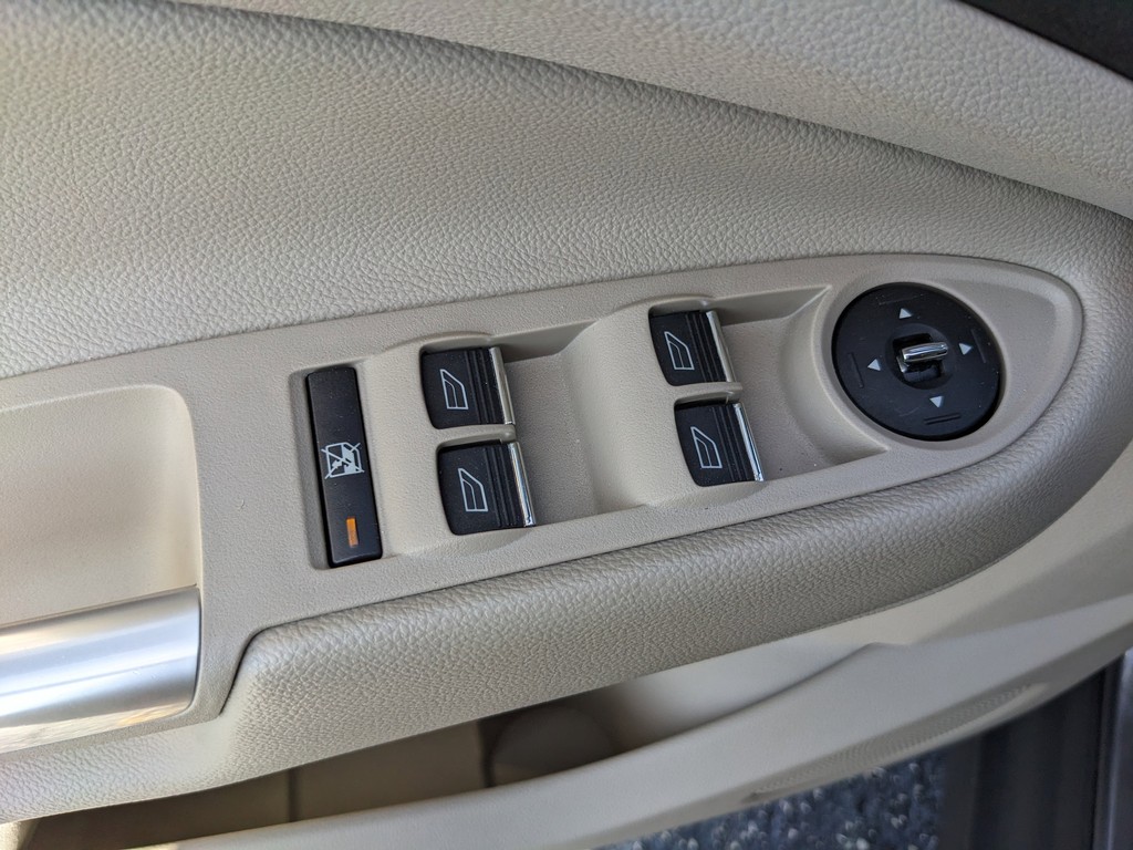 Ford C-Max Hybrid Vehicle Full-screen Gallery Image 19