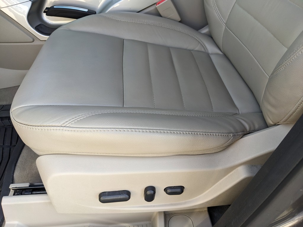 Ford C-Max Hybrid Vehicle Full-screen Gallery Image 20