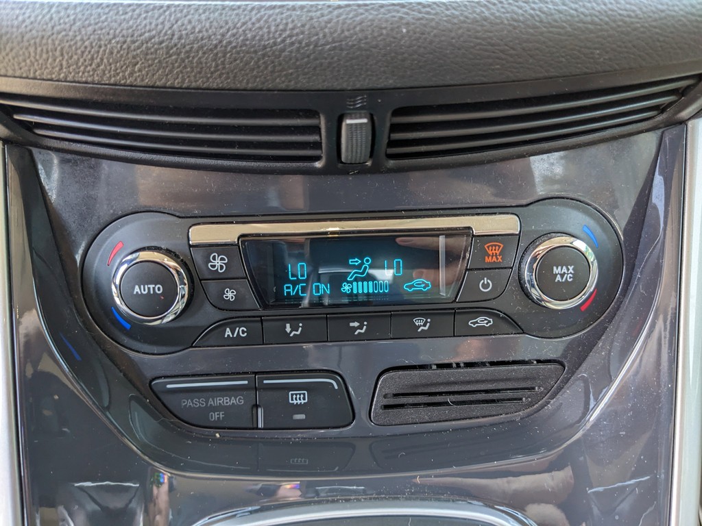 Ford C-Max Hybrid Vehicle Full-screen Gallery Image 23