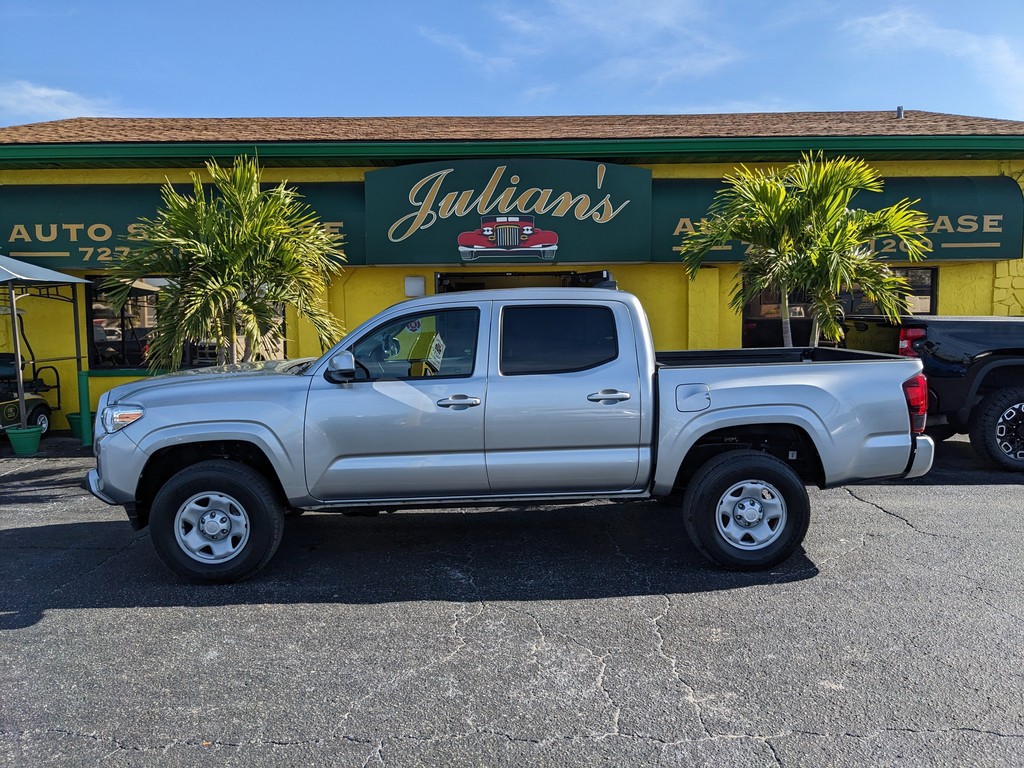 Toyota Tacoma 4WD Vehicle Full-screen Gallery Image 03